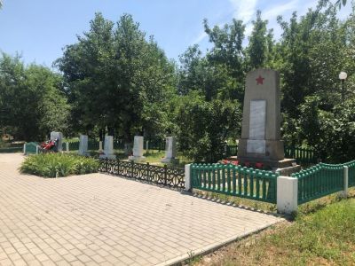 Братская могила советских воинов, погибших в период Сталинградской битвы