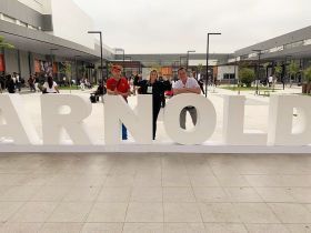 Арнольд Шварценеггер аплодирует мас-рестлерам в Сан Паулу