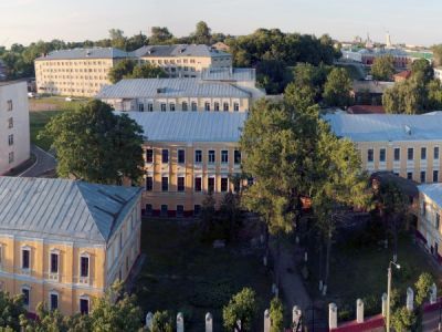 Полотняная мануфактура Стригалевых; Костромская духовная семинария, в которой учились историк и искусствовед Н.В. Покровский Маршал Советского Союза А.М. Василевский. Здесь жил деятель революции и гражданской войны Я.А. Андреев