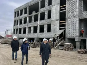 Виктор Романов проверил строительство двух школ, школы и детсада в Звездном