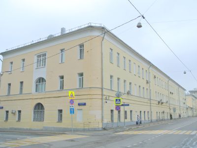 Солдатский корпус № 2 со стеной-оградой по Спасской улице