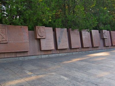 Мемориальная стена соединениям и частям, награжденным орденами за освобождение Севастополя
