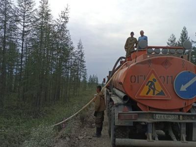 В Оймяконском районе ландшафтный пожар тушат при помощи автоводовозки