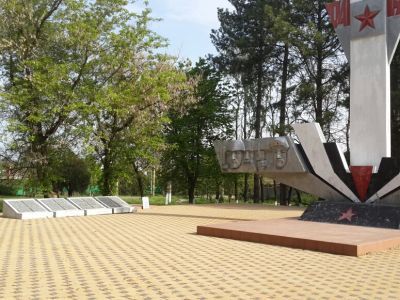 Братская могила советских воинов и обелиск землякам, погибшим в годы Великой Отечественной войны