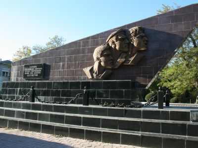 Памятный знак на месте высадки Евпаторийского десанта в 1942 году (скульптор А.Е.Шмаков)