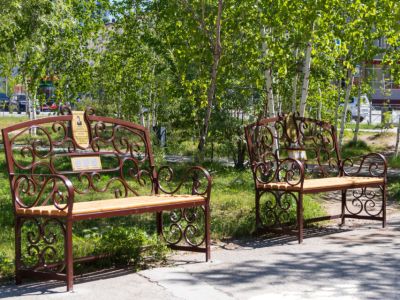 Скамейки с QR-кодами в память о деятелях культуры Якутии установили в сквере Карла Маркса