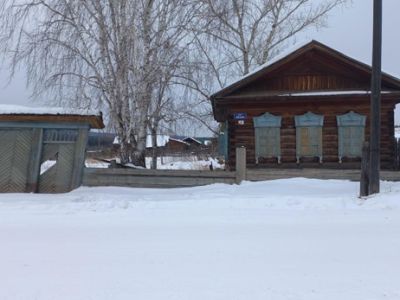 Усадьба: дом жилой, амбар, ворота