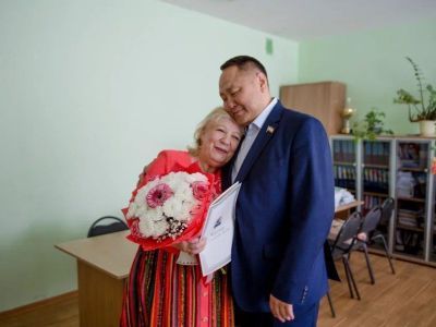 Свою первую учительницу с юбилеем поздравил спикер Якутской гордумы
