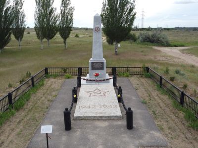 Братская могила воинов 64-й армии, погибших в период Сталинградской битвы