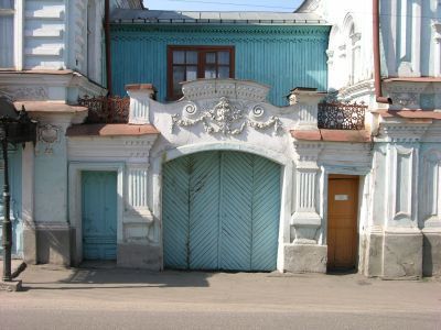 Кирпичные ворота с коваными решеткам