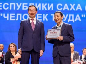 Айсен Николаев наградил 50 якутян премией «Человек труда»