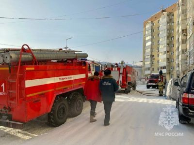 В девятиэтажном доме в Якутске загорелась квартира