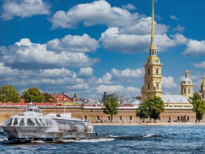 Полуденный выстрел с Невы: каналы, крепость и живая традиция Петербурга