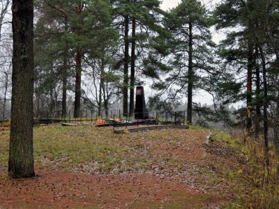 Братское захоронение советских воинов, погибших в 1941-44 гг.