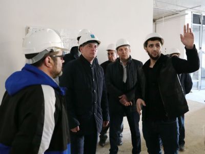 На дворце кипит работа