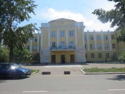 Здание школы №2 в г. Кызыле, переданное советским правительством в качестве дара тувинскому народу в 1940 году