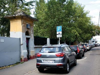 Каменная ограда с пилонами ворот