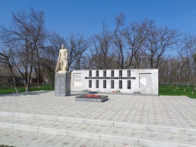 Могила партизана Г.П. Козлитина, погибшего в 1918 году, и мемориальная стена с фамилиями погибших в годы Великой Отечественной войны