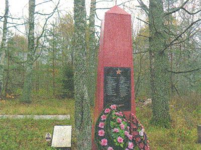 Братская могила советских воинов