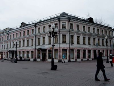 Доходный дом, 1869-1873 гг., 1876 г., архитекторы М.О.Лопыревский, И.Я.Быковцев. Здесь в 1941-1988 гг. в кв. № 20 жил и работал философ А.Ф.Лосев