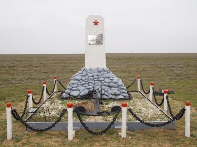Братская могила моряков, погибших во время бомбардировки вражеской авиации в 1942 г.