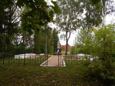 Братская могила 628 советских воинов, погибших в 1941-1943 гг. в боях с немецко-фашистскими захватчиками. Установлена скульптура