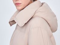 Утепленное пальто прямого кроя с капюшоном