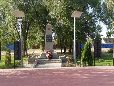 Братская могила советских воинов, погибших в период Сталинградской битвы