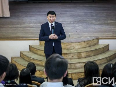 Сергей Местников провел урок государственности в одной из школ Якутска