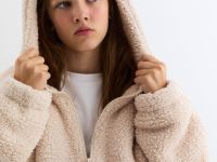 Бежевая куртка оверсайз на молнии из шерпы Глория Джинс