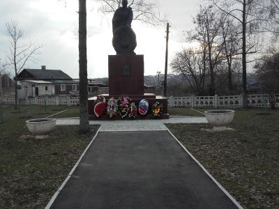 Братская могила советских воинов, погибших в боях с фашистскими захватчиками в 1943 году. Захоронено 213 человек, имена 212 человек установлены. Скульптура советского воина