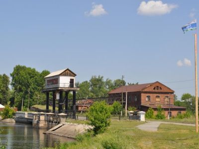 Плотина с прорезами (водосливами)