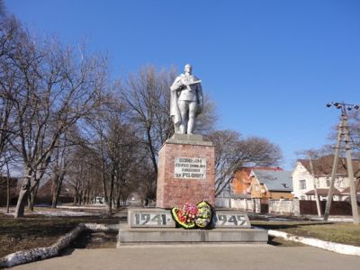 Братская могила советских воинов, погибших в боях с фашистскими захватчиками