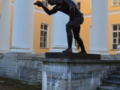 Статуя "Юноша, играющий в бабки"