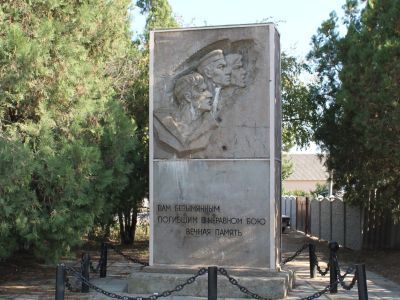 Братская могила советских воинов
