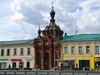 Часовня "Проща" Спасо-Андроникова монастыря, 1889-1890 гг., архитектор А.А.Латков. Памятный знак на месте прощания прп. Сергия Радонежского во время его путешествия в 1365 г. в Нижний Новгород с игуменом Андроником