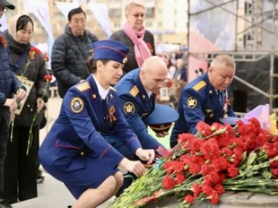 «Живая память сердец»: следователи Якутии возложили цветы к монументу «Воинам-победителям» в 81-ю годовщину Великой Победы