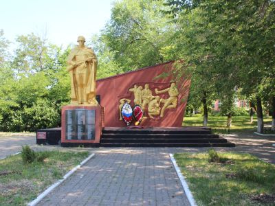 Братская могила советских воинов, погибших в боях с фашистскими захватчиками в 1943 году. Захоронено 933 человека, установлены имена 928 человек, в том числе Герой Советского Союза рядовой Молчанов Евгений Михайлович