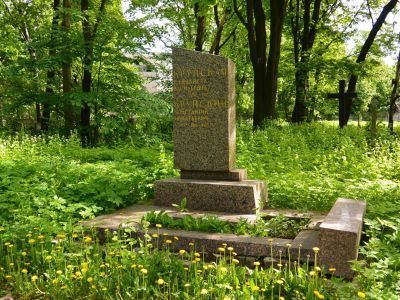 Могила Крупской Елизаветы Васильевны (1841-1915), Крупского Константина Игнатьевича (1838-1883) - матери и отца Н.К. Крупской