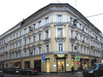 Квартиры, в которых в 1905-1953 гг. жил актер А.А.Остужев (кв.2). В 1900-1968 гг. здесь жил первый директор Книжной палаты РСФСР библиограф Б.С.Боднарский (кв.10)