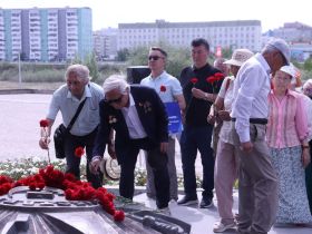 В День памяти и скорби в Якутске возложили цветы на площади Победы