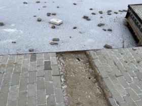 В Якутске вандалы выломали тротуарную плитку и выбросили её в Талое озеро