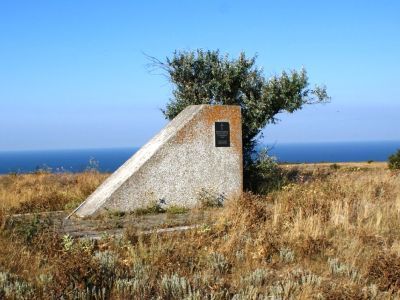 Памятный знак в честь Героя Советского Союза П.И.Костенко (авторы проекта В.Довженко, А.Могилева, И.Москаленко)