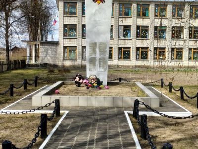 Братская могила советских воинов, погибших в боях с немецко-фашистскими захватчиками