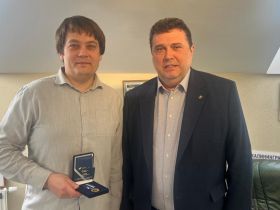 Глава СЖР Владимир Соловьёв вручил награды калининградским журналистам