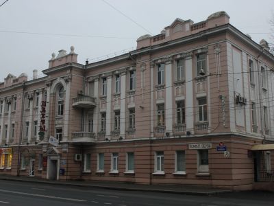 Дом жилой. Здесь жил географ контр-генерал Л.А. Дёмин