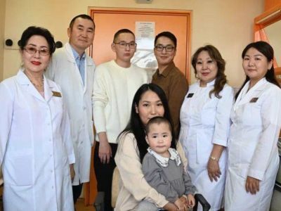 Впервые услышала звуки: в Якутске врачи вернули слух маленькой девочке