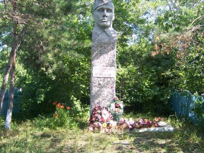 Памятник Герою Советского Союза Фёдору Крылову. Скульптор - Д. Манжос