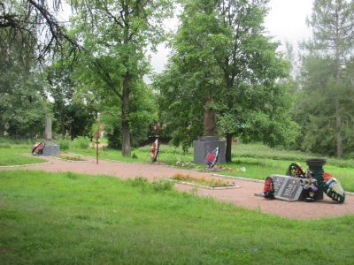 Братская могила 14 воинов Советской Армии, погибших в период Великой Отечественной войны 1941-1945 гг.