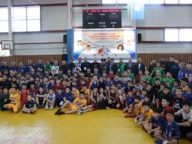 На республиканском турнире в Олекминском улусе определены лучшие борцы